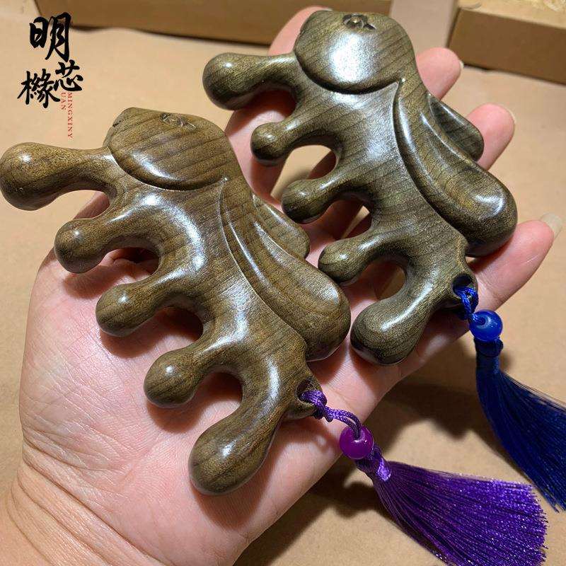 金丝楠阴沉木按摩梳头部经络梳小巧携带雕刻款多功能木梳厂家