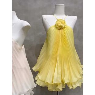 黄色海边度假挂脖吊带连衣裙女韩系小个子压褶立体花朵时尚小裙子