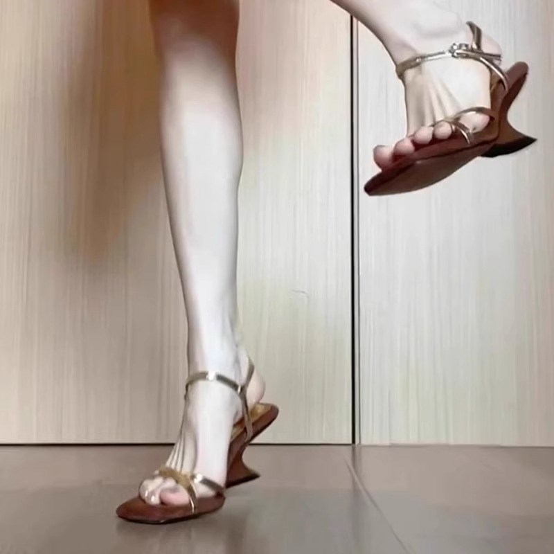 极速羊皮!凉鞋女款2025新款夏季配裙子气质复P古金色一字带坡跟高