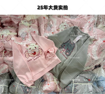 现货-薄利多销的原创经典小羊大灰狼情侣加绒卫衣“一口吃掉你”