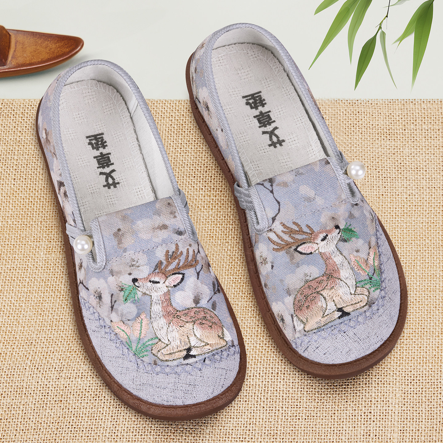 老北京布鞋女2026新款春秋正品妈妈鞋中老年一脚蹬防滑软底绣花鞋