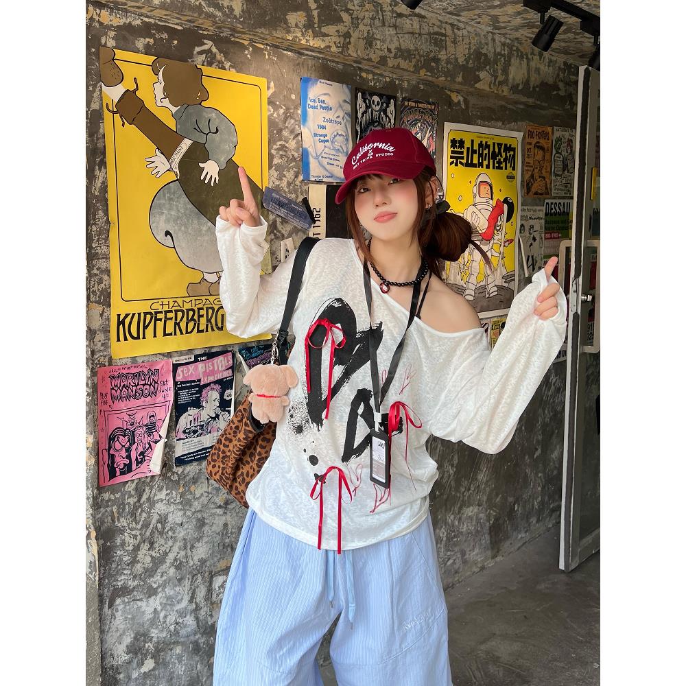 韩版辣妹风小众爱心印花微透白色露肩长袖罩衫T恤女防晒斜肩上衣