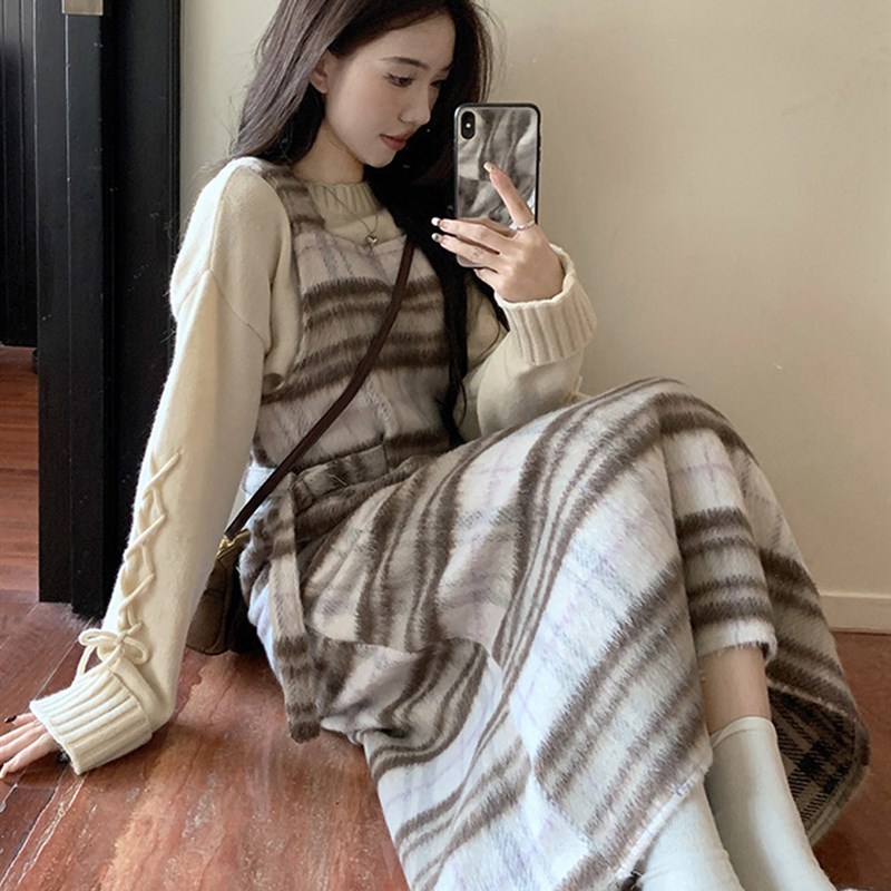 大码女装秋冬新款复古格子毛呢背带连衣裙绑带设计感打底毛衣套装