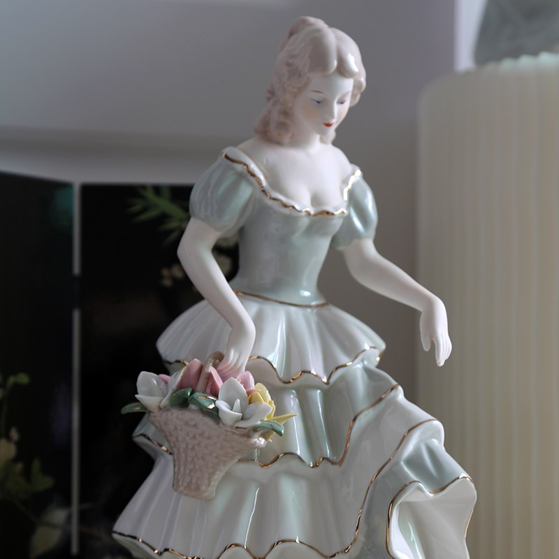 中古瓷偶提裙女孩高级感法式公主桌面小屏风氛围感装饰陶瓷蓝摆件