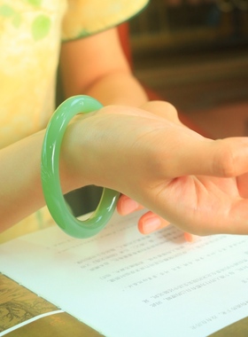 新疆和田冰底粉青老坑雕花镯女款