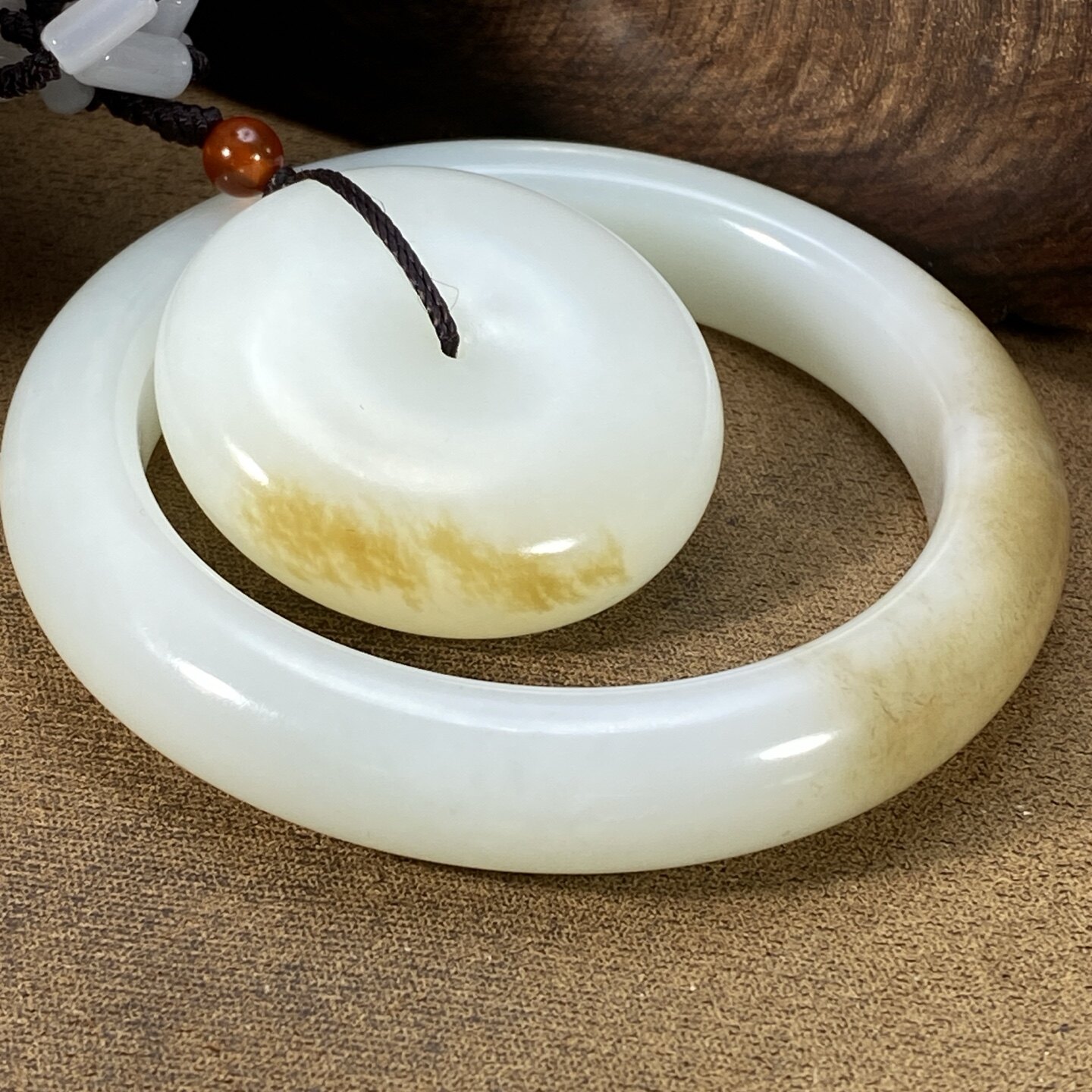 58.5圈口新疆和田玉韵味套镯秒杀糖白山料手镯平安扣吊坠国检证书