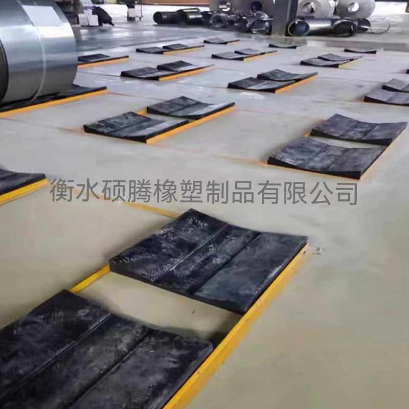 橡胶垫鞍座 金属卷板橡胶枕钢卷V型橡胶垫板钢卷橡胶鞍座