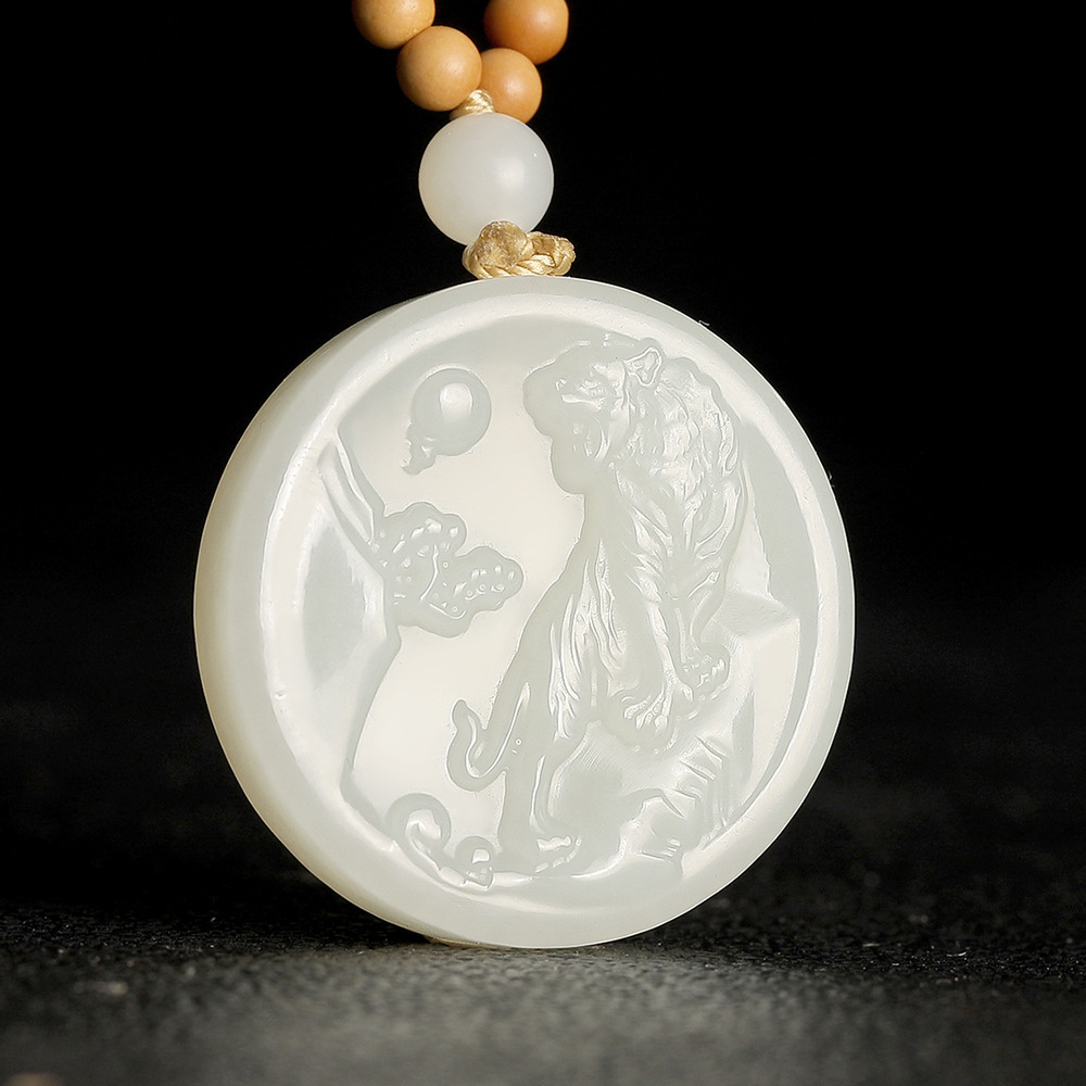 新疆和田玉虎牌双面雕刻挂件