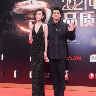 速发倪妮同款黑色晚礼服高级感挂脖露背亮片主持人长裙年会性感小