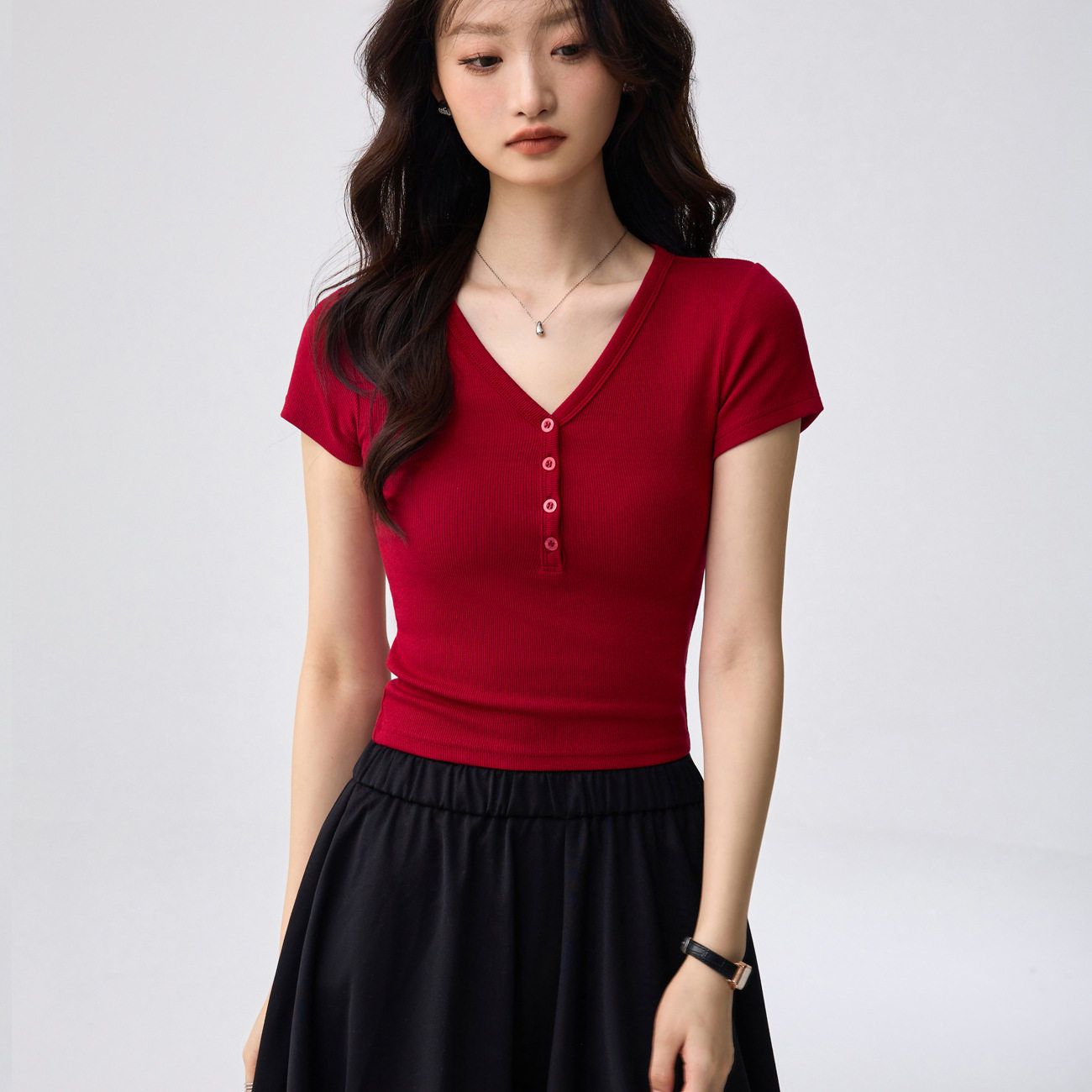 螺纹棉弹力V领短袖T恤女2026新款夏季红色纽扣修身显瘦设计感上衣