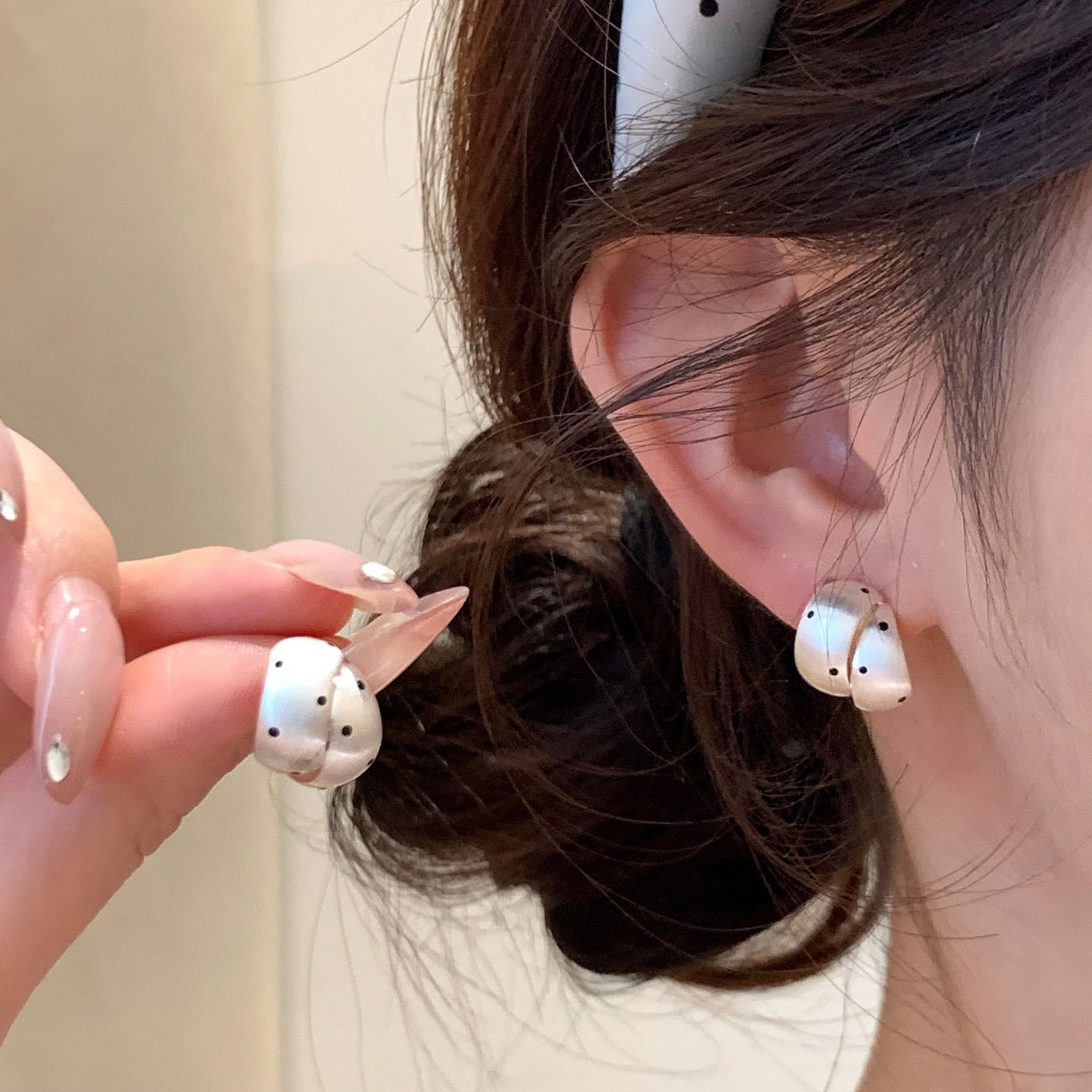法式交叉波点拉丝耳环女轻奢高级感耳钉2026新款爆款巨好看耳饰
