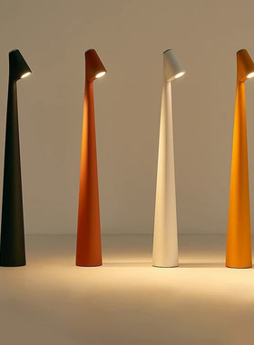 普朗熊设计师台灯充电桌面书房氛围灯立杆孤勇者造型极简装饰卧室