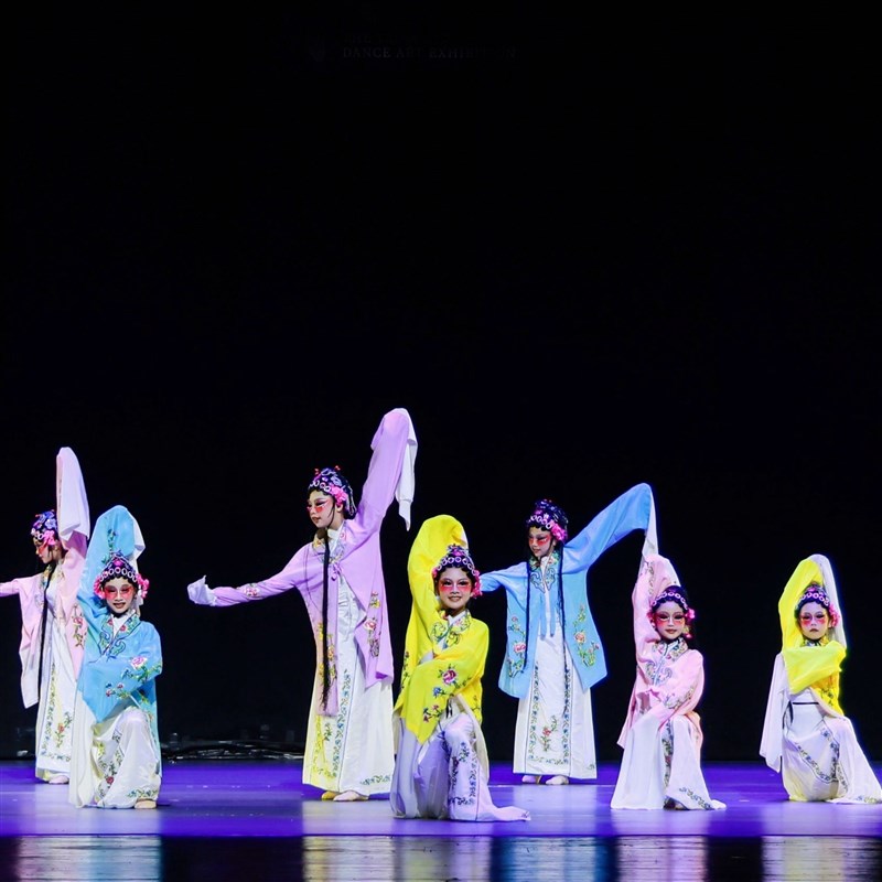 中华小戏迷舞蹈服俏花旦演出服梨花颂京剧唱戏衣服装戏曲水袖头饰