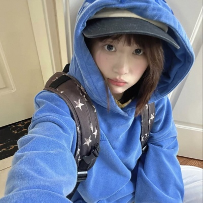 【无忧试穿】蓝色刺绣连帽卫衣女