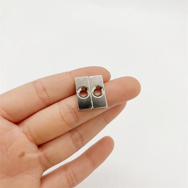 强磁 20X8X3-4mm磁铁 钕铁硼 强磁铁 磁铁 长方形带孔磁铁