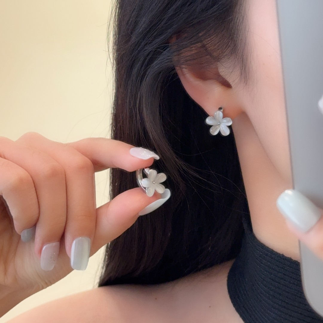 2025新款网红超仙森系极简小清新花朵耳钉短款猫眼耳环小巧耳夹女
