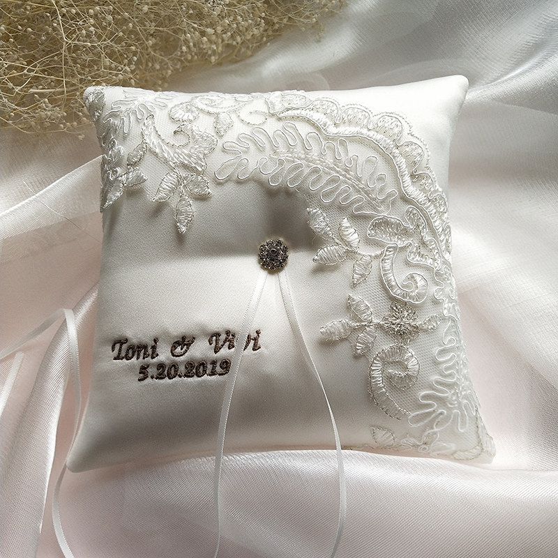 定制婚礼绣字戒托 欧式新娘戒枕 结婚礼品绣字戒指托 豪华车骨绣
