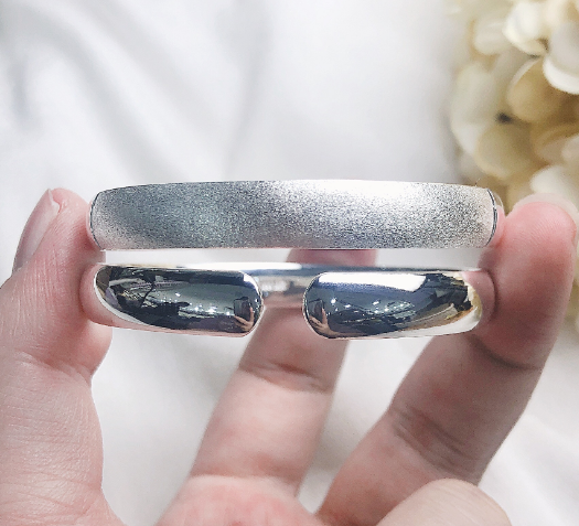 【莹莹专享】沙间光面开口手镯