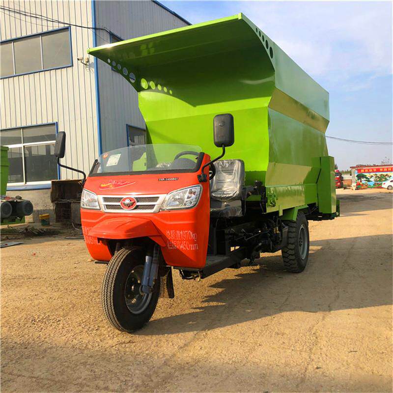 TMR全混合日粮搅拌撒草车青贮碎草料用拌料喂料机牧场柴油投草车