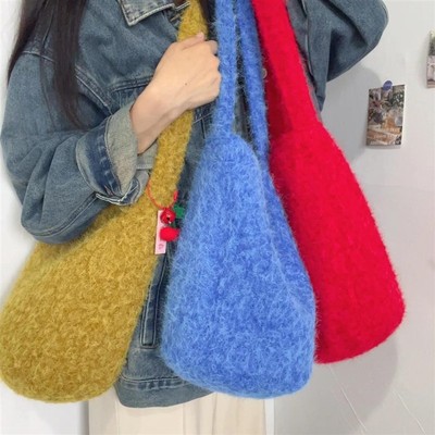 2024秋冬新款黄果树毛绒绒软糯单肩斜挎背包新款百搭水桶包