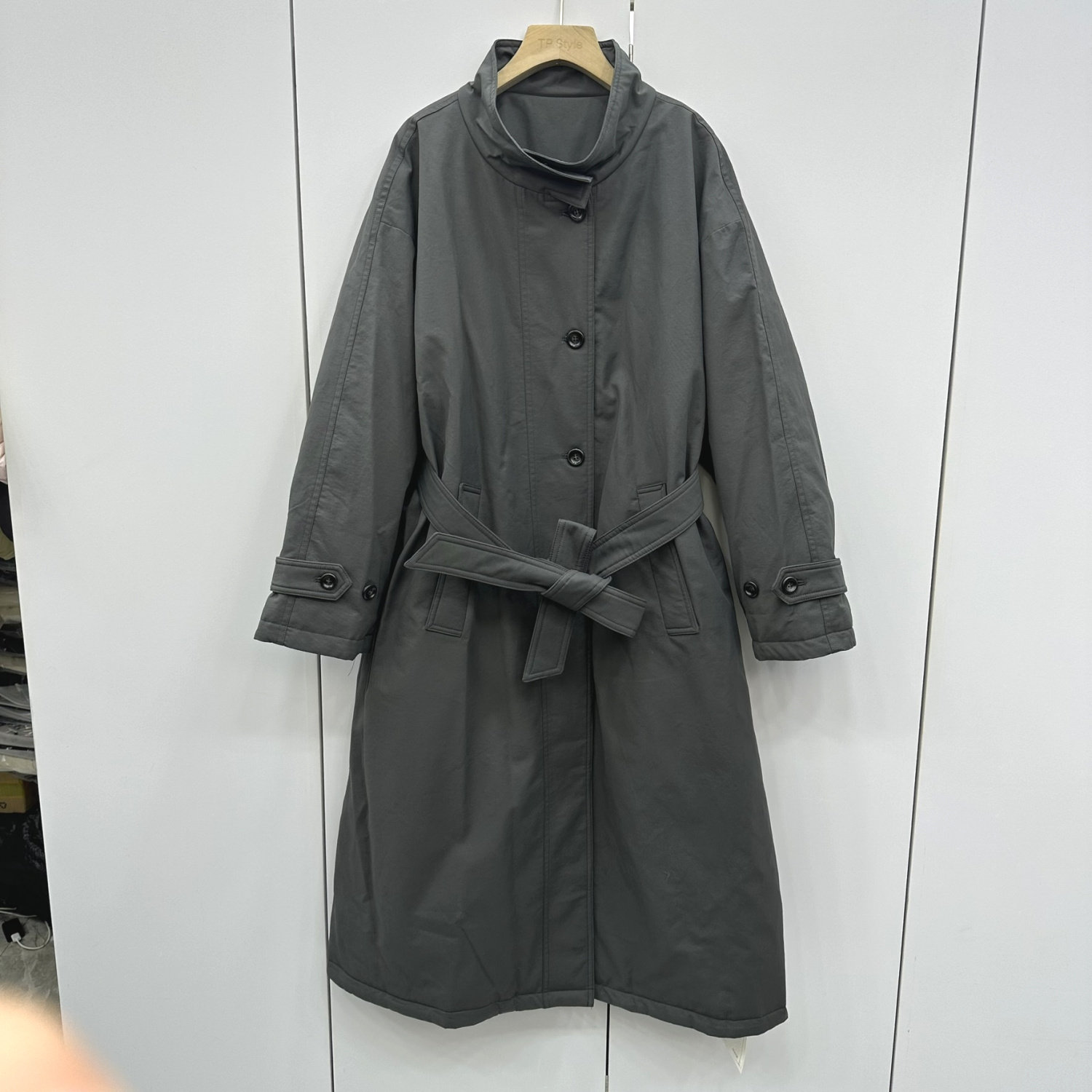 艾熹尔AXR25-188欧洲站2025冬老钱风立领宽松系带长版风衣羽绒服