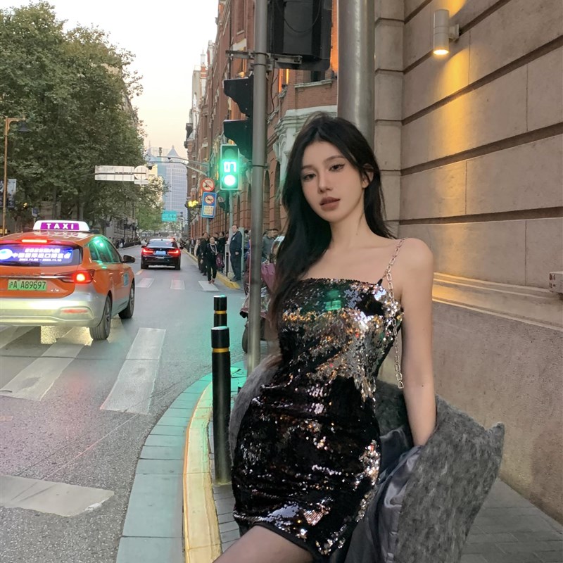 亮片链条吊带连衣裙女秋冬季高级感气质礼服裙子性感绝美包臀短裙