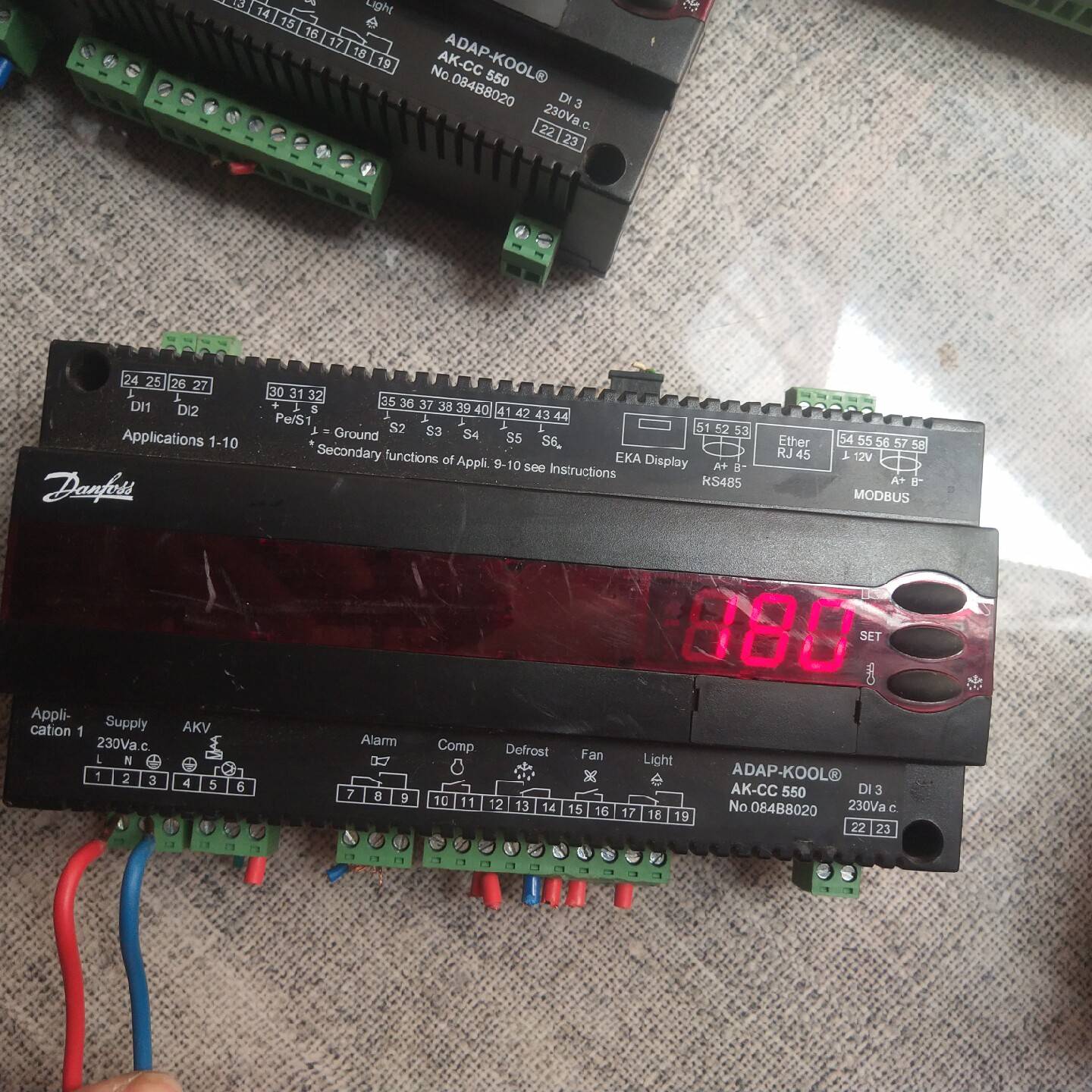 议价AK-CC 550控制器机柜里的每个都能正常通电