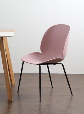 斯堪的纳维亚无障碍豪华大师设计家简单的塑料靠背粉红色软餐椅化