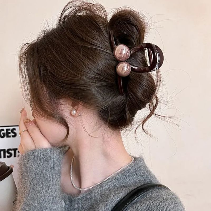 2025秋冬新款高级感毛绒发夹女士时尚大号毛毛头饰鲨鱼夹保暖神器