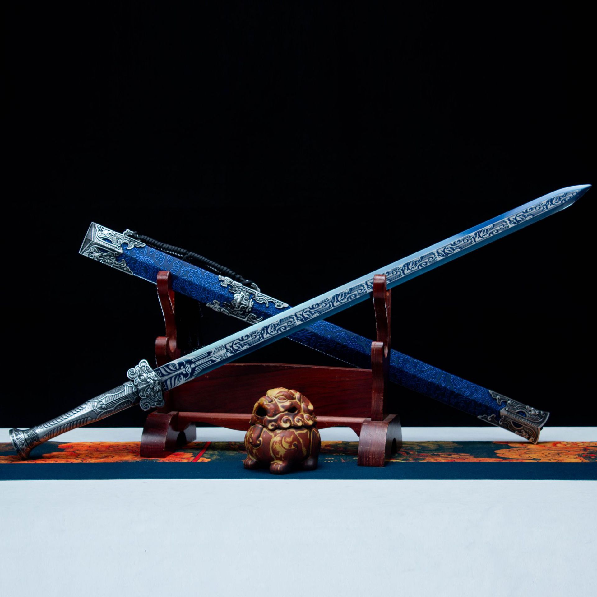 龙泉市刀剑高锰钢烤蓝一体秦汉剑