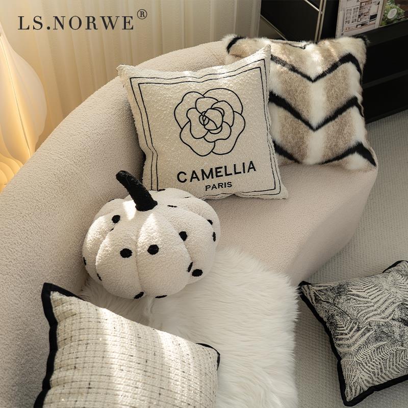 黑白法式抱枕高级感样板间软装客厅沙发靠枕装饰山茶花靠背靠垫