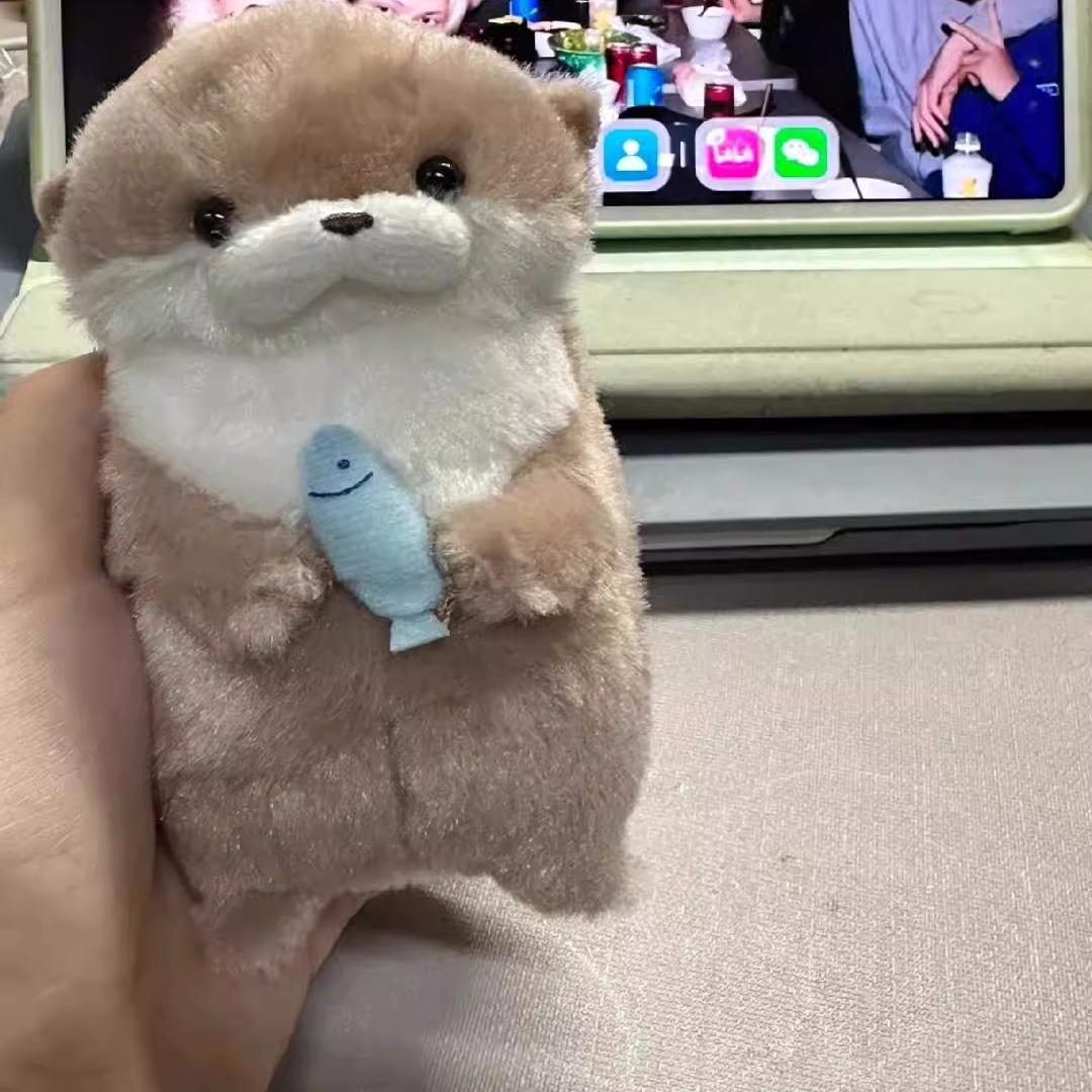 可爱水獭抱鱼玩偶公仔钥匙扣河狸海獭李灿同款礼物女生书包包挂件