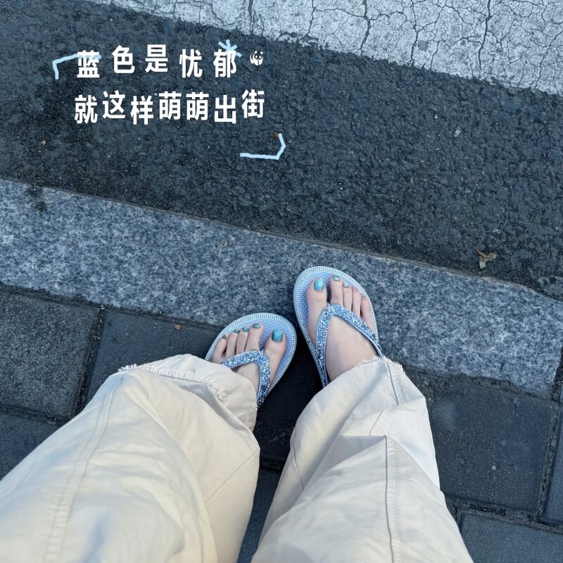 细闪人字拖2026爆款女生时尚平底碎钻夹脚趾凉拖鞋海边散步沙滩鞋