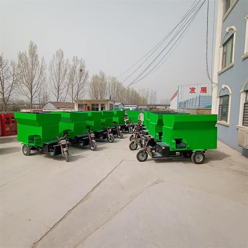 3立方撒料车牛羊养殖配套机械饲料撒料机电动三轮投料机