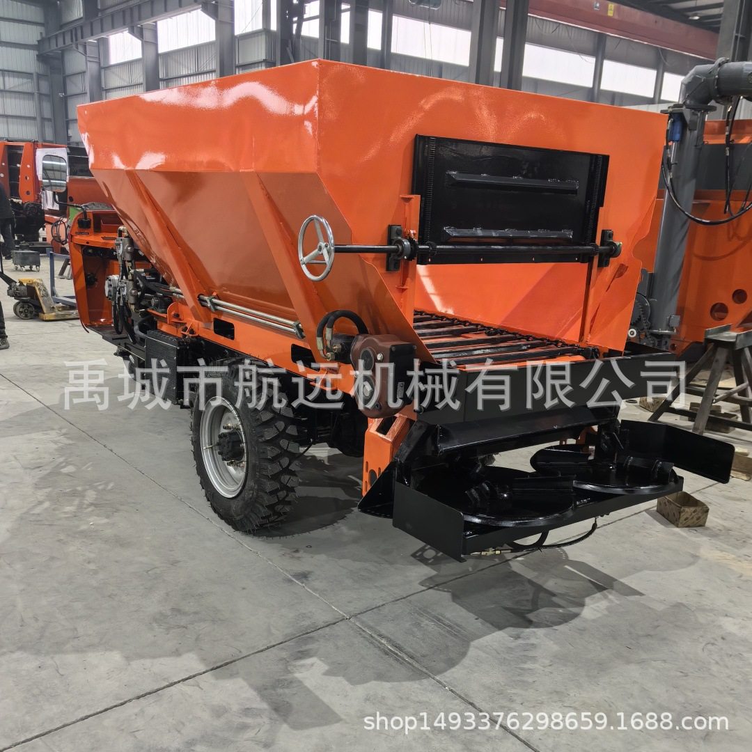 三轮车自走的撒粪车 32马力五征底盘的撒肥车 大棚果园用的撒肥机