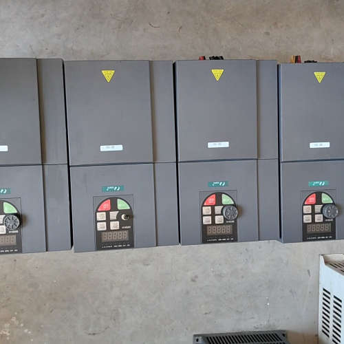 议价日业CM800-4T015B变频器功能正常成色如图需要的联系
