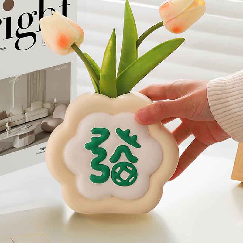 办公室玄关电视柜旁仿真郁金香花