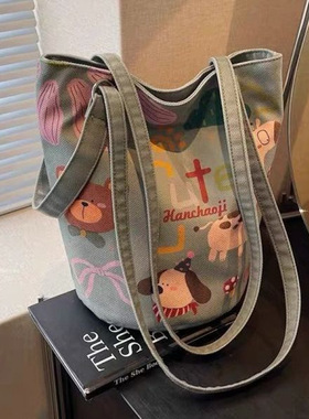 大容量帆布包女2025新款卡通印花百搭休闲时尚通勤单肩斜挎水桶s