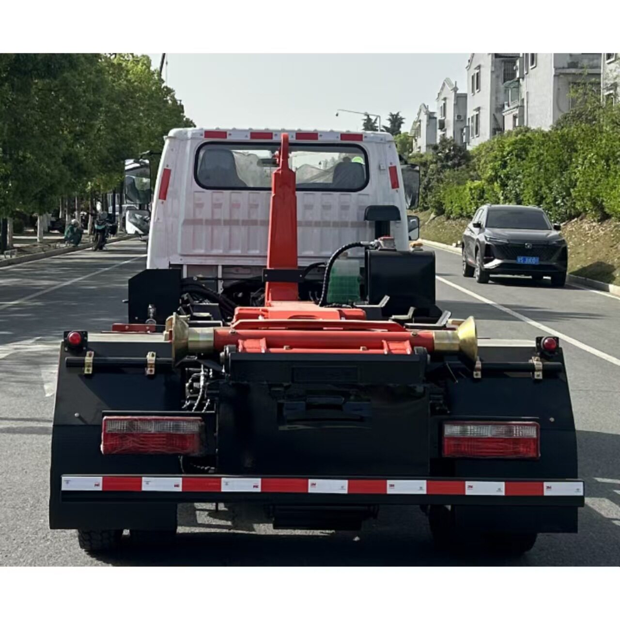 南骏12吨勾臂自卸翻斗清运车