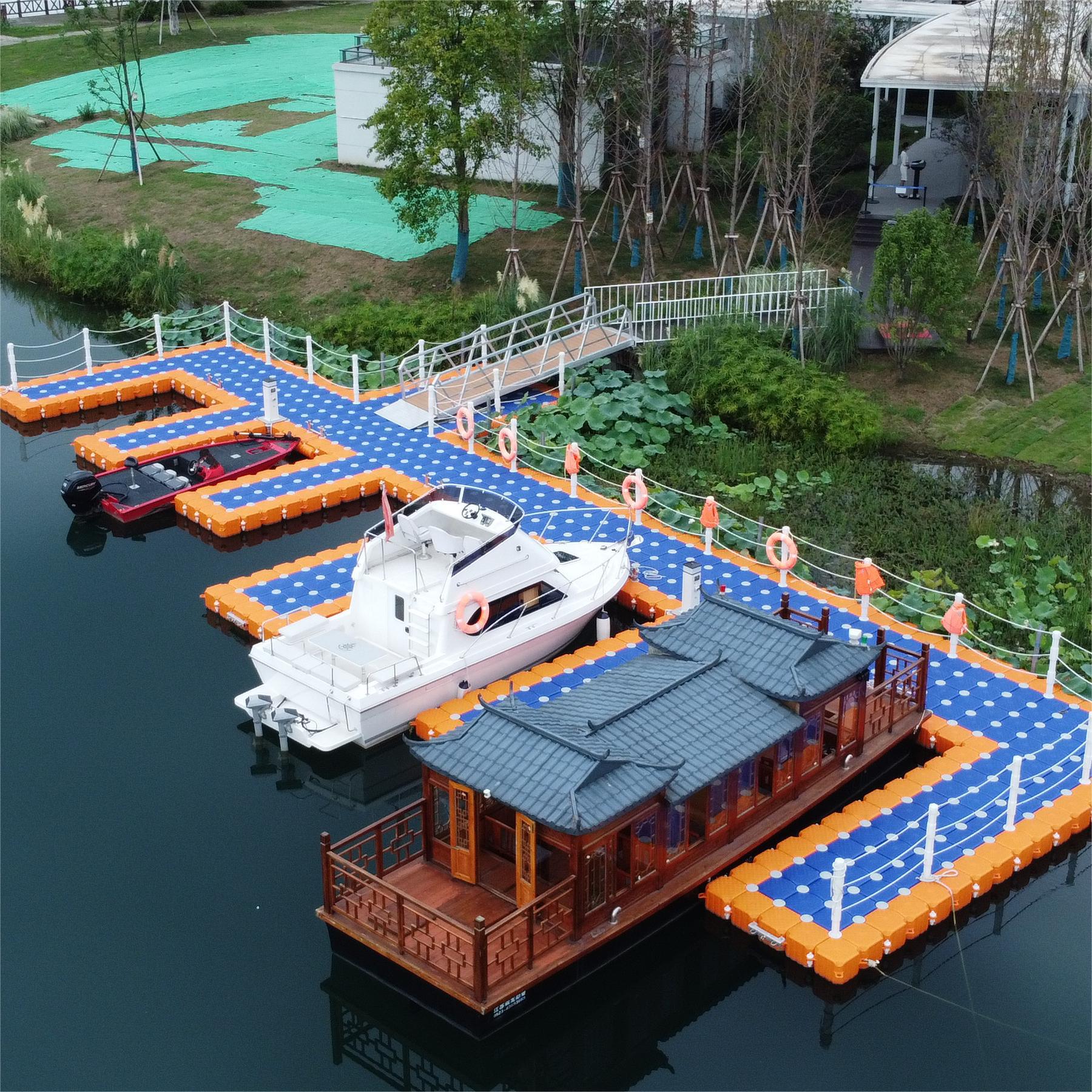 水上摩托艇码头停靠 海上冲浪浮桥 塑料浮筒浮台靠船游艇泊位码头