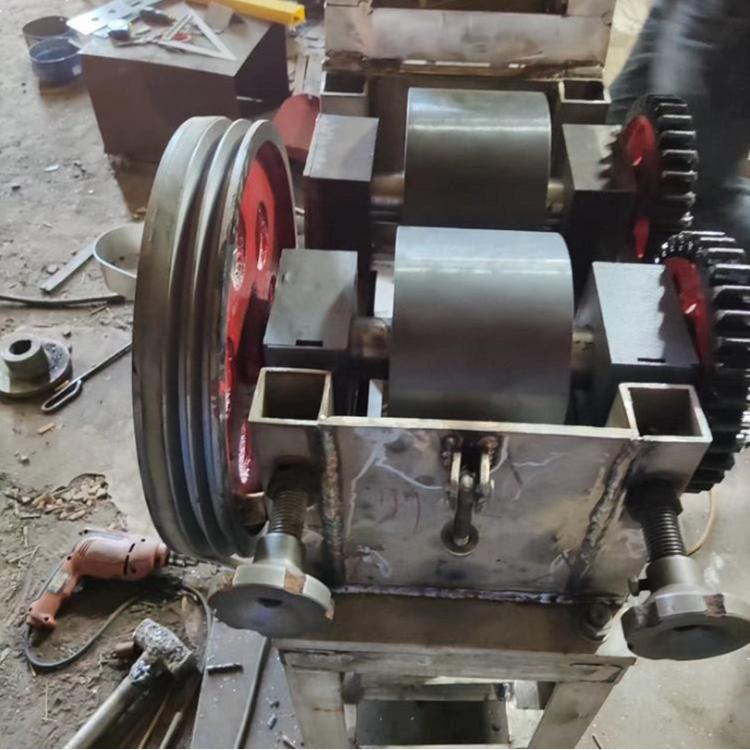 TXEP-125×150氮化硅陶瓷对辊破碎机解散料样