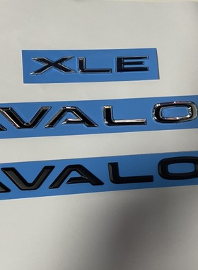 适用一汽亚洲龙车标AVALON英文字母标志XLE后备箱尾门贴标哑黑色