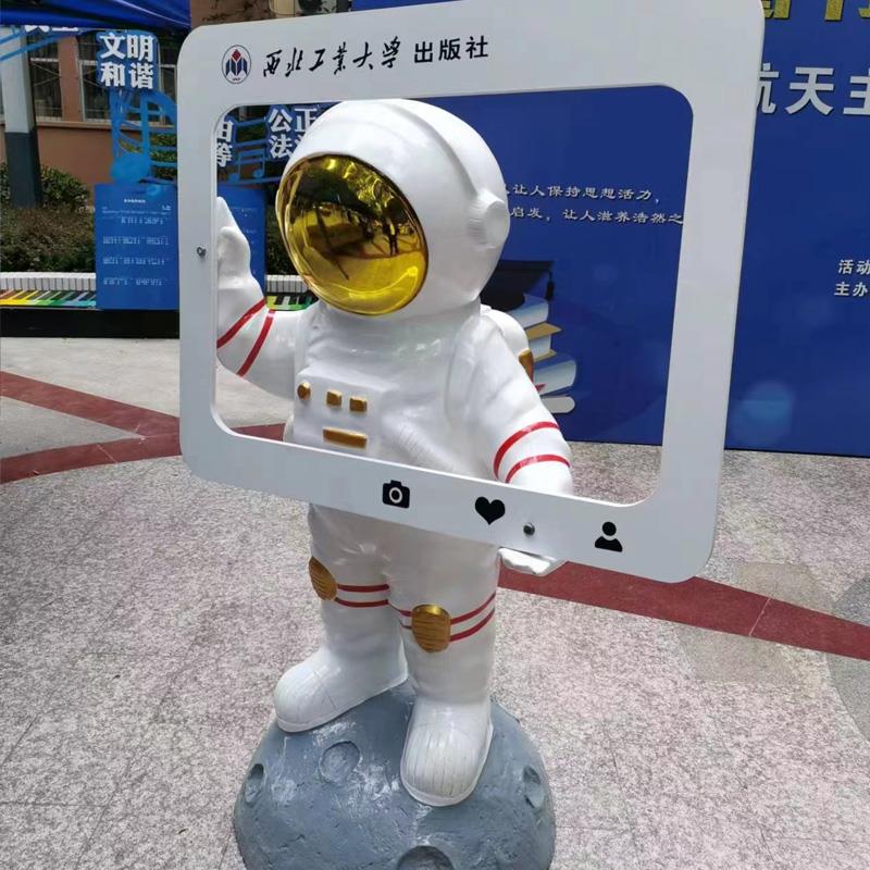 玻璃钢太空人雕塑户外商场创意美陈装饰小品宇航员模型落地大摆件
