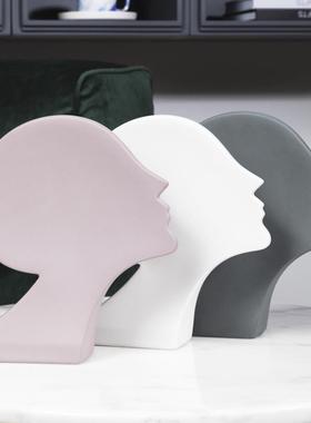 北欧简约陶瓷创意人物摆件样板房玄关桌面客厅设计师软装摆设轻奢