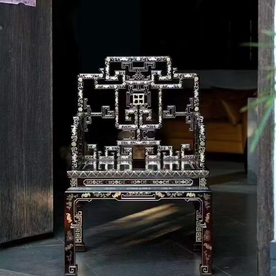 赫芬顿老挝大红酸枝描金扶手椅