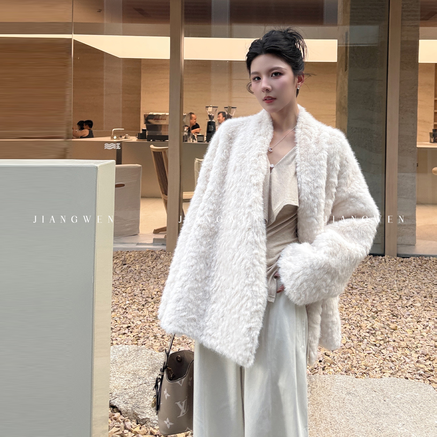 姜雯 仿皮草皮毛一体披肩式外套女秋冬重工蝙蝠袖慵懒毛绒绒大衣