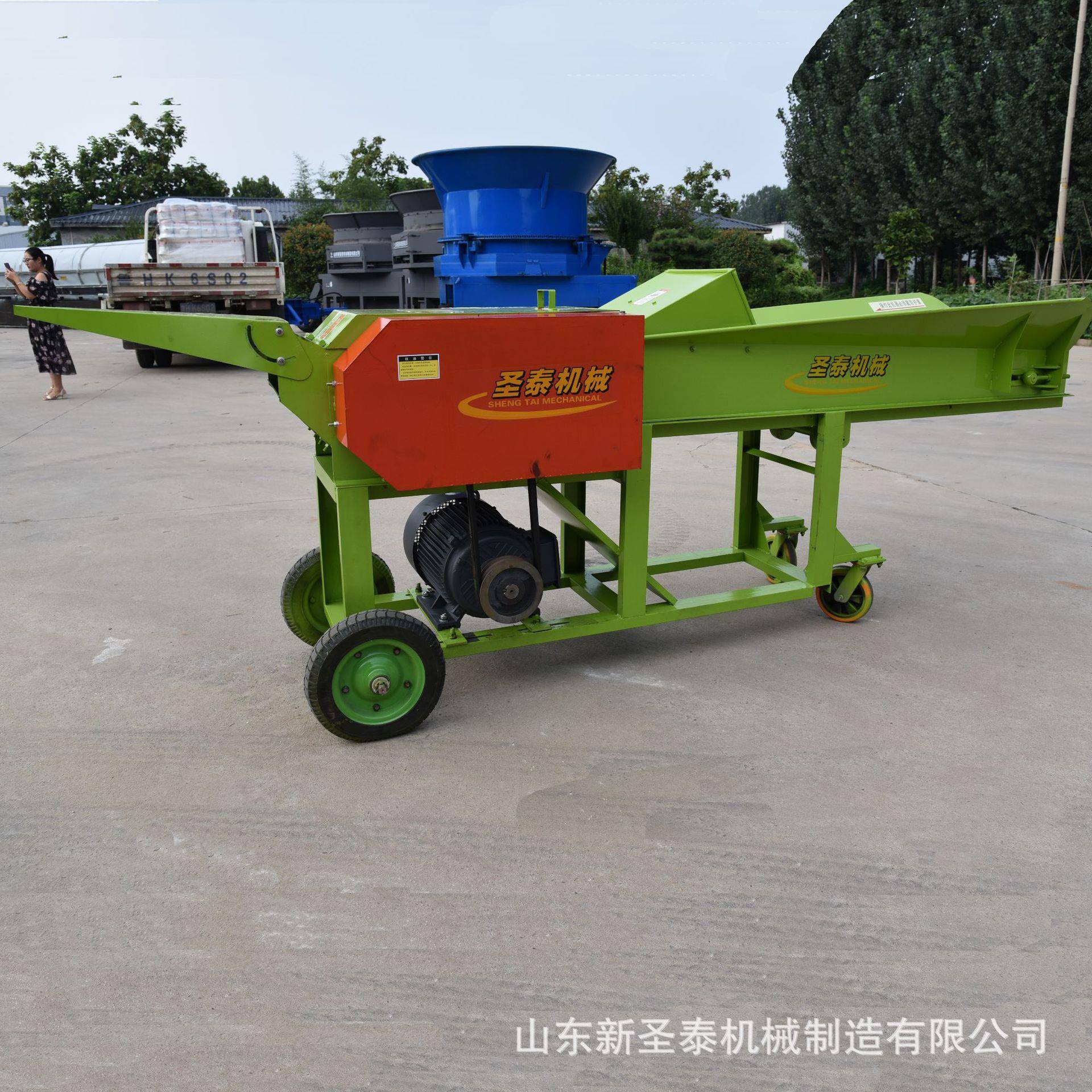 小型秸秆饲料揉丝机工作效果青储饲料揉丝机自动进料揉搓机视频