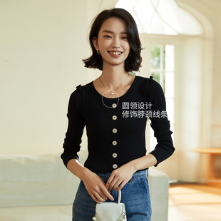 阿依莲2026秋新款木耳边单排扣装饰圆领毛织小衫内搭针织衫女上衣