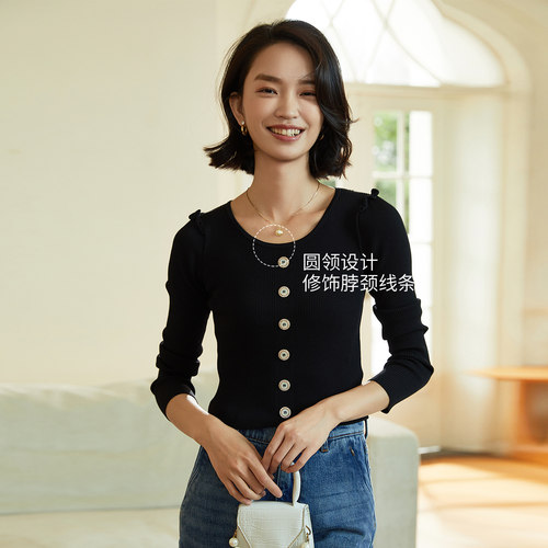 阿依莲2026秋新款木耳边单排扣装饰圆领毛织小衫内搭针织衫女上衣