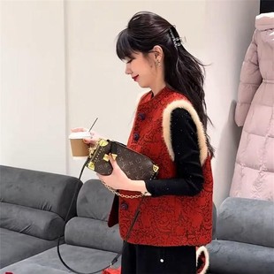 红色新中式国风马甲女外穿2025冬季新款夹棉保暖复古提花拜年服